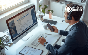 profesional creando guion telemarketing en ordenador con auriculares telefono oficina moderna